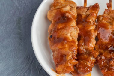 Tayland usulü ızgara tavuk ve sopa