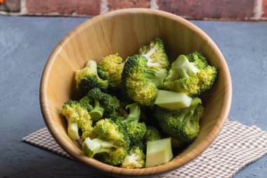 Taze brokoliyi ahşap kaseye koy.