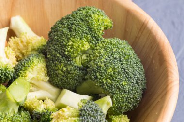 Taze brokoliyi ahşap kaseye koy.