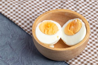 Tahta kasede yarı haşlanmış yumurtaları yakın.