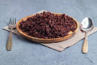 Böğürtlenli pirinci ahşap tabakta kapat.