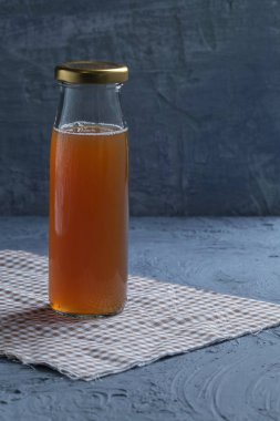 Meyve suyu şişesini kapat.