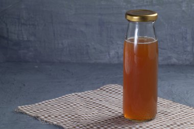 Meyve suyu şişesini kapat.