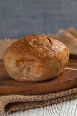 Tabaktaki beyaz ekmeği kapat.