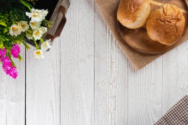 Tabaktaki beyaz ekmeği kapat.