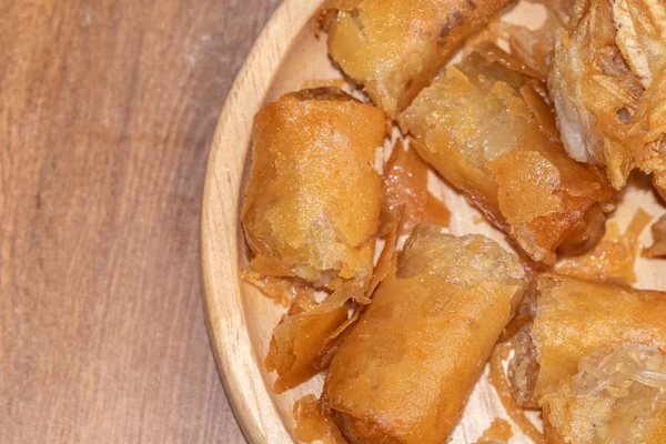 Taro Rollo de primavera frito en placa de madera — Foto de Stock