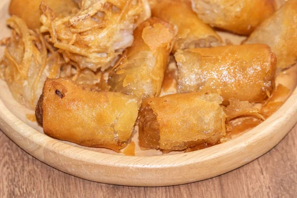 Taro Rolo de mola frita no prato de madeira — Fotografia de Stock
