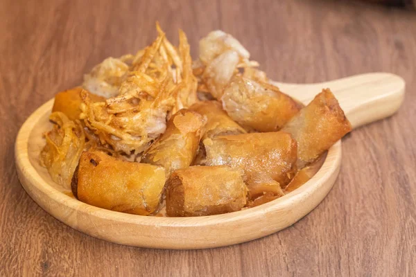 Taro Rolo de mola frita no prato de madeira — Fotografia de Stock