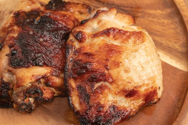 Menutup chiken panggang di piring kayu — Stok Foto