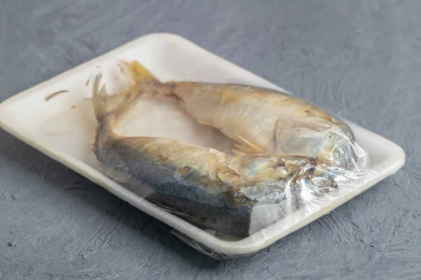 Gestoomde makreel op plastic plaat — Stockfoto