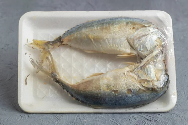 Gedämpfte Makrele auf Plastikfolie — Stockfoto