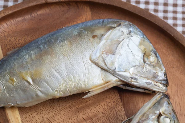 Cavala cozida no vapor na placa de madeira — Fotografia de Stock