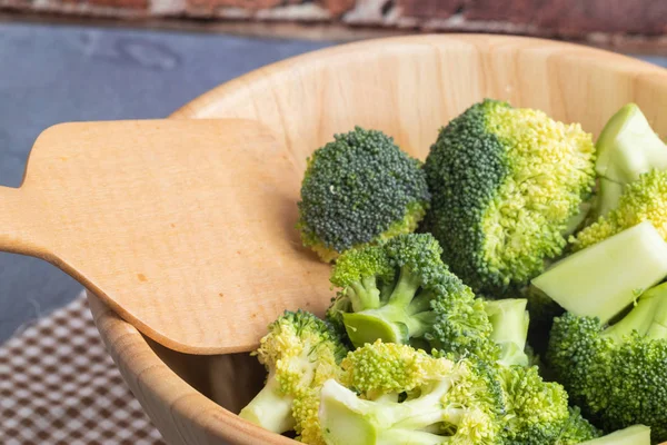 Close up fresh broccoli on wooden bowl — Stock Photo, Image