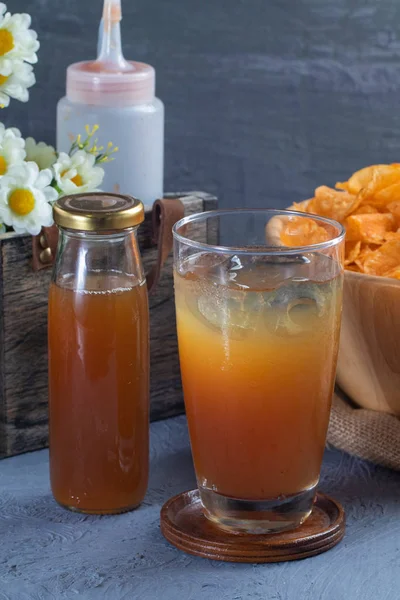 Chiudere la bottiglia di succo di frutta dattero — Foto Stock
