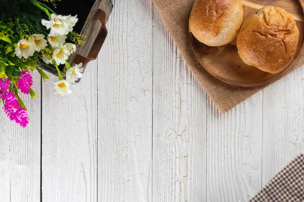 Tabaktaki beyaz ekmeği kapat.