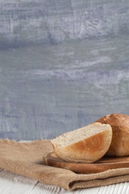 Tabaktaki beyaz ekmeği kapat.