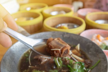 Bak kut teh veya et kemiği çayı, Tayland 'ın güneyinde lezzetli bir çorba.
