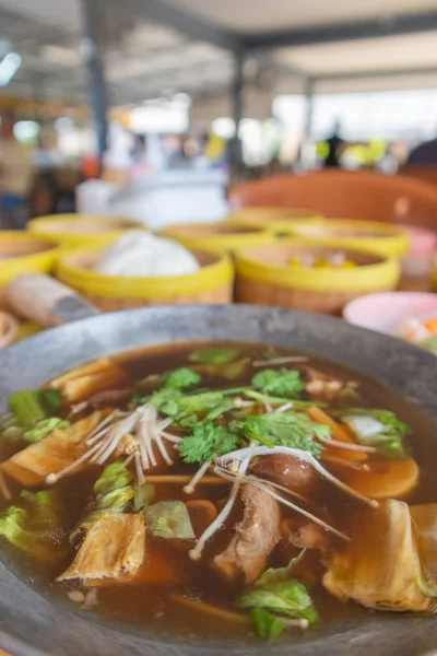 タイ南部のお茶や肉の骨茶、おいしいスープをバックカット — ストック写真