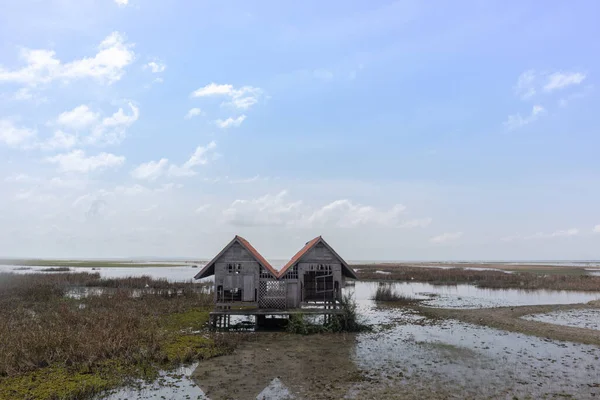 Casa abandonada gemela en tierra mojada cerca del lago en Phatthalung, Tailandia — Foto de Stock