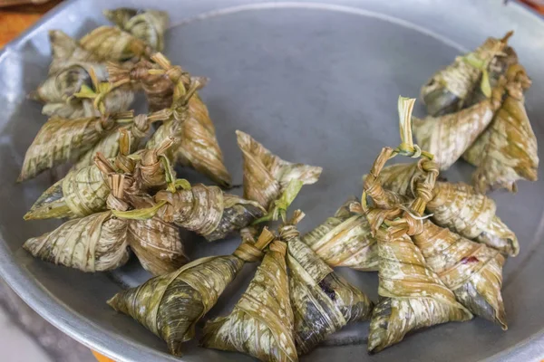 Baris ketan terbungkus daun pisang — Stok Foto