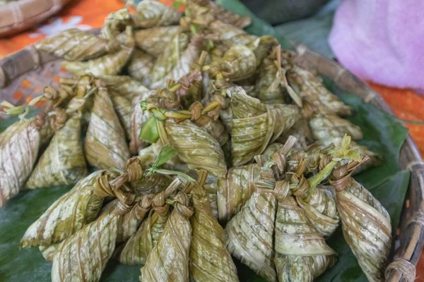 Muz yapraklarına sarılı bir sıra yapışkan pirinç — Stok fotoğraf