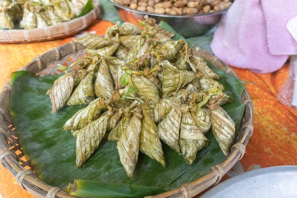 Fila de arroz pegajoso envuelto en hojas de plátano —  Fotos de Stock