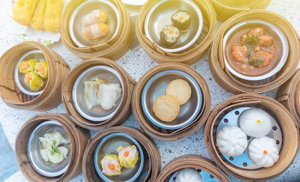 Nahaufnahme der Sorte Dim Sum im Bambuskorb — Stockfoto