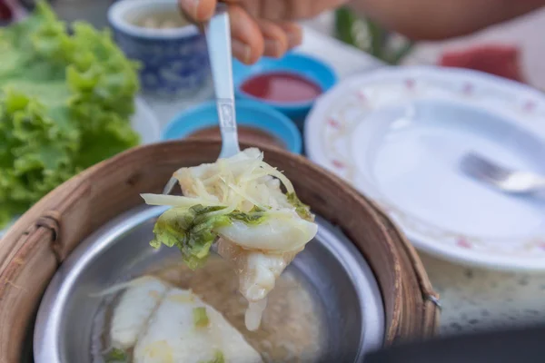 竹篮中各种点心的密闭 — 图库照片