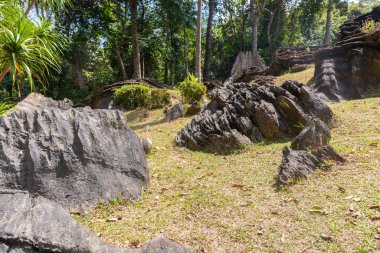 Tayland 'daki dağın yakınındaki eski ve dev kaya yığını.