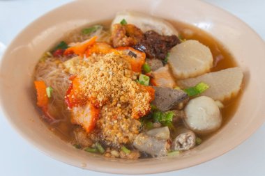 Tayland 'da domuz eti ve köfteli baharatlı erişte.