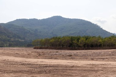 Tayland 'da güneşli bir günde boş toprak tarlası