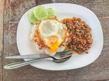 Tayland usulü kızarmış domuz ve fesleğenli pilav ve sahanda yumurta.