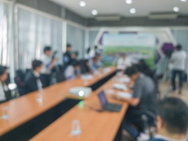 Basın toplantı odasında grup üyelerinin bulanıklığı