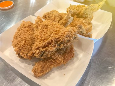 Kızarmış tavuğu karton kutunun üzerinde kapat.