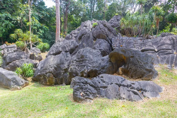 Pila de roca vieja y gigante cerca de la montaña en Tailandia — Foto de Stock