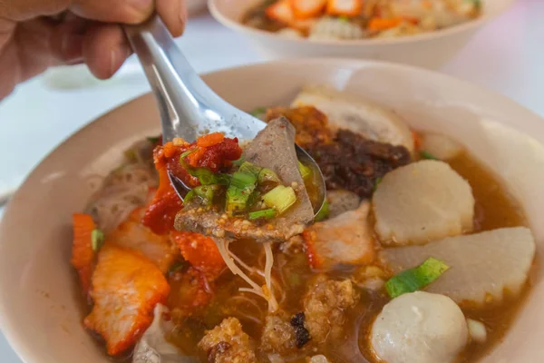 Macarrão tom yum picante com carne de porco e bola de carne na Tailândia — Fotografia de Stock