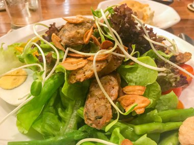 Sosis ve salata Kuzey tarafı Geleneksel Tayland yemeği