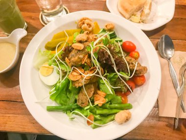 Sosis ve salata Kuzey tarafı Geleneksel Tayland yemeği