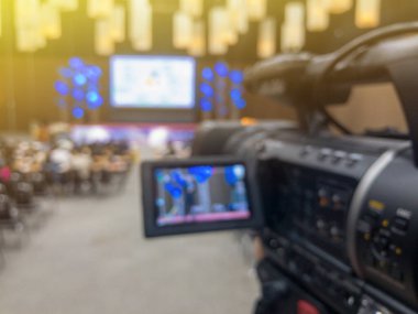 Büyük seminer salonundaki video kameranın bulanıklığı