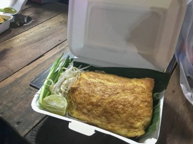 Tayland yemeği, Tayland yemeği, yumurtalı erişte.