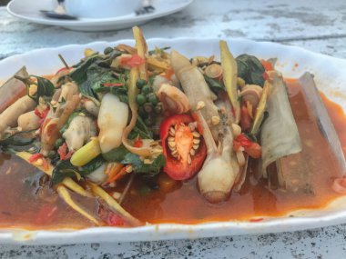 Tayland 'ın güneyinde baharatlı deniz kabuğu salatası