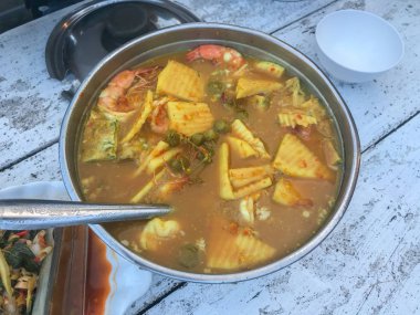 Tayland usulü karidesli ekşi çorba.