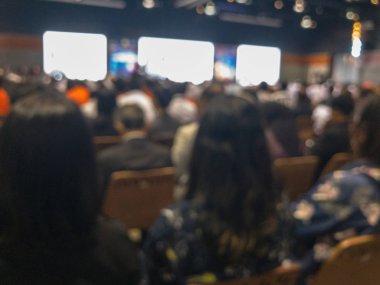 Seminer salonundaki bir sürü insan bulanık.