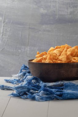 Tahta kasede gevrek mısır konileri.