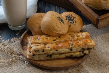 Kırmızı fasulye ve çikolata parçacıklı çubuk.