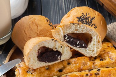 Kırmızı fasulye ve çikolata parçacıklı çubuk.