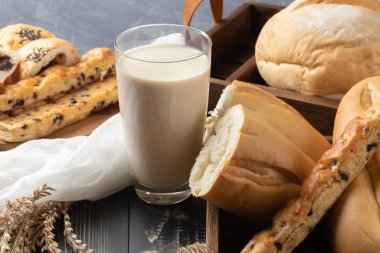 Süt ve yumuşak Fransız ekmeğine yakın.