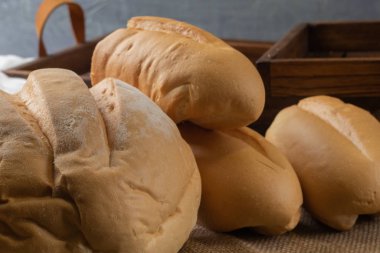 Yumuşak Fransız ekmeği ve Fransız ekmeği.