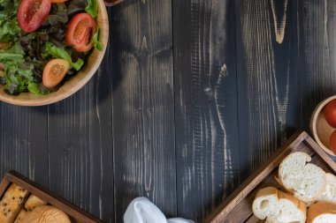 Tabakta sebze salatası ve ekmek