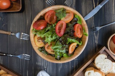 Tabakta sebze salatası ve ekmek